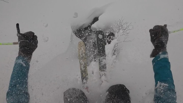 Valkuil in sneeuw: skiër valt 6 meter naar beneden in een waterval