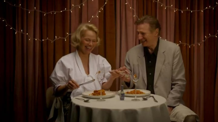 Zijn Pamela Anderson en Liam Neeson een setje? 'Slag om de arm houden'