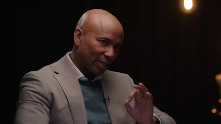 Humberto Tan interviewt Ali B-slachtoffer Naomi in RTL Tonight