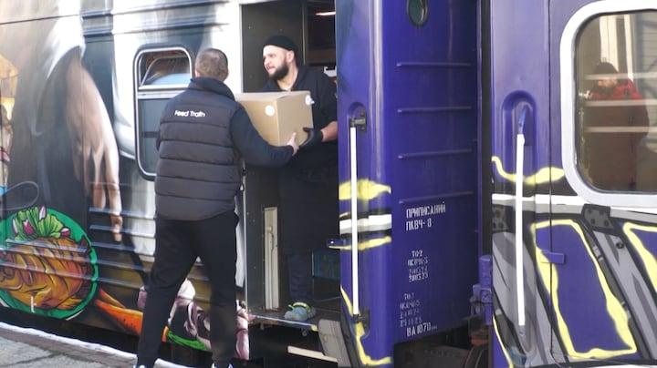 Koken is in Oekraïne onmogelijk, dus brengt deze 'voedseltrein' duizenden maaltijden rond
