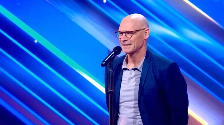 Johan komt met hilarische act: achterstevoren zingen