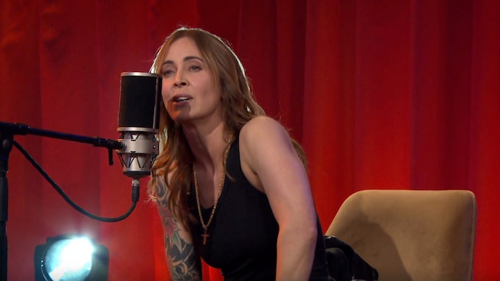 Anouk zingt oude bekende hit in de studio