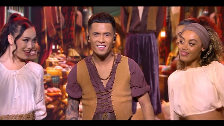 Vinchenzo straalt op het podium met energiek optreden uit Aladdin