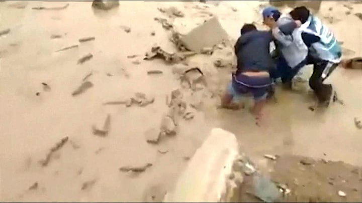 Aardverschuiving Peru: man op nippertje gered
