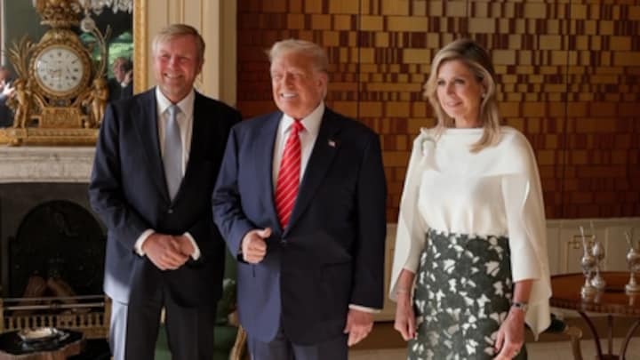 Trump poseert met koning en koningin na nachtje slapen in paleis: 'Dat is de foto die we willen' 