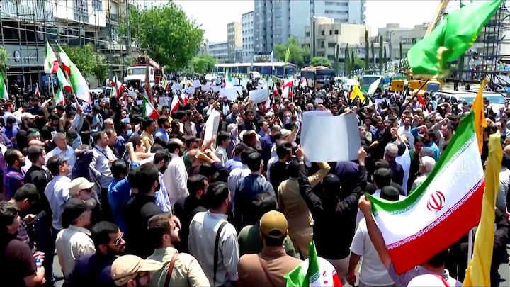 Inwoners Teheran massaal in protest tegen aanvallen van Israël: 'Zij zijn begonnen met deze oorlog' 