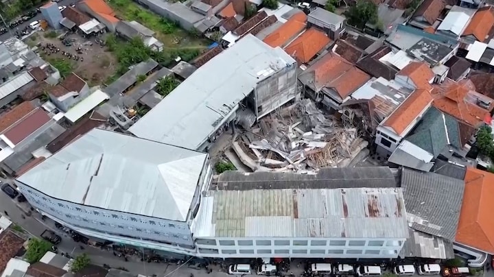 School in Indonesië stort in, zoektocht naar overlevenden