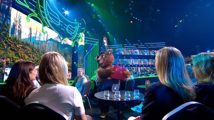 De Beer zingt Little Green Bag en krijgt een staande ovatie!