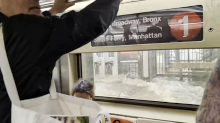 Zien: metrostation New York overstroomd door hevige regenval
