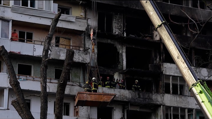 Puin ruimen en slachtoffers in Kyiv na Russische luchtaanvallen 