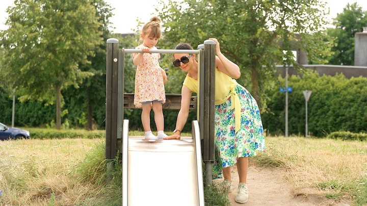 Zo gloeiend heet kan een glijbaan worden in de zomer: kinderen lopen risico op brandwonden