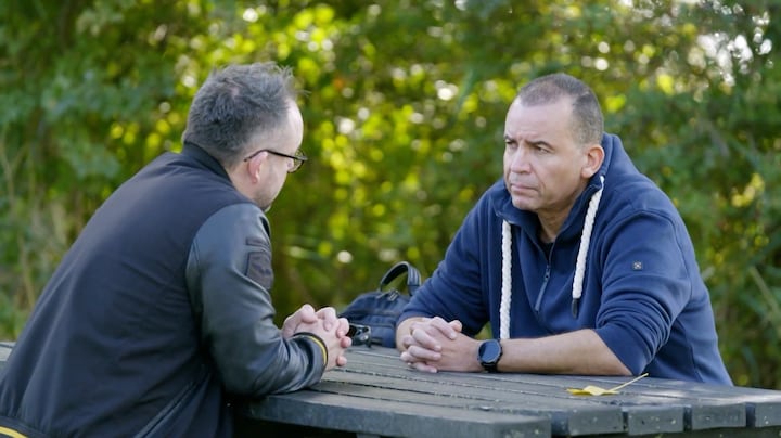 Vriend Debbie niet eerlijk over stalker: ‘Die d*ckpic is van mij’