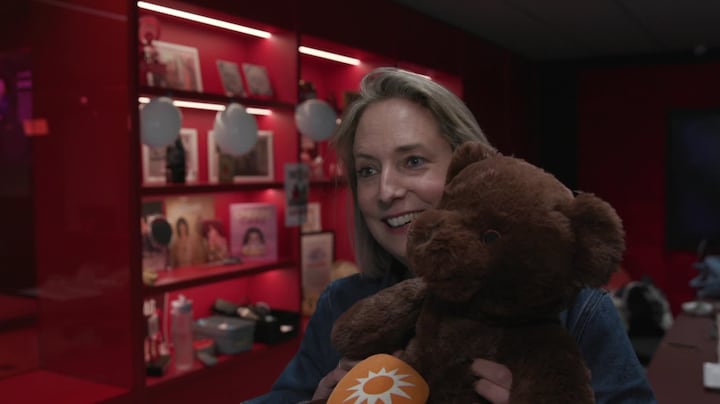 Mattie en Marieke geven Anne-Marie Rozing hilarisch zwangerschapscadeau