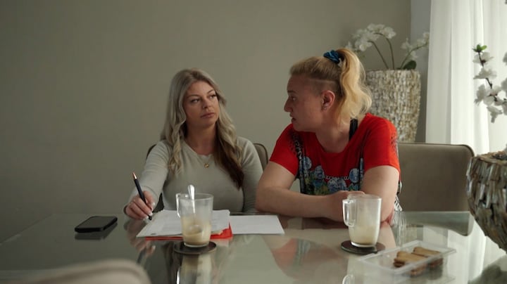 Zussen Michelle en Monique krijgen geen contact met laatste partner van vader in Waar Is Mijn Erfenis?