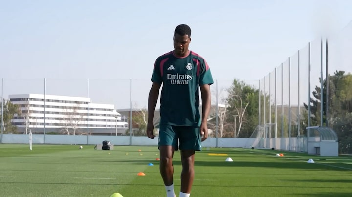 Goedlachse voetballer Denzel Dumfries vergeet zijn roots niet tijdens voetbalavontuur in Real Madrid
