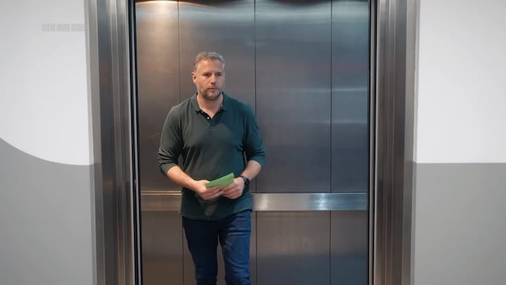 Kandidaten krijgen 's avonds laat de opdracht: 'Ik ben naakt'