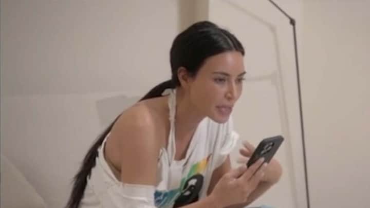 Kim en Kourt laten geen spaan van elkaar heel in The Kardashians