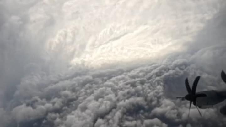 Stormjagers vliegen dwars door het oog van orkaan Melissa