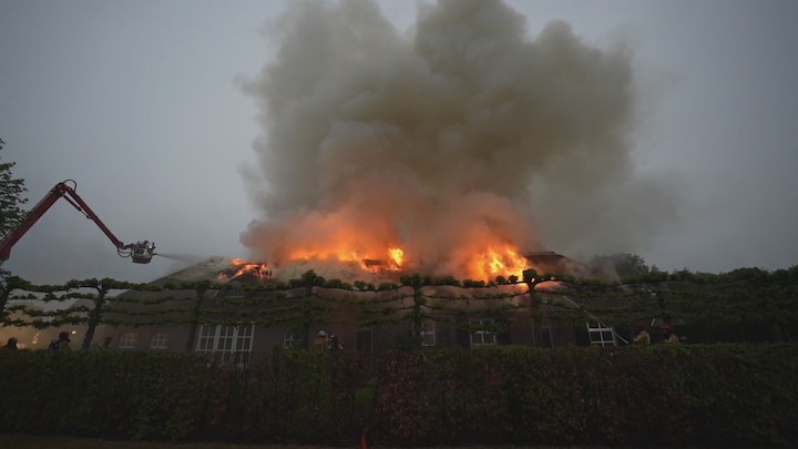 Brand in woonboerderij, brandweer houdt rekening met bliksem