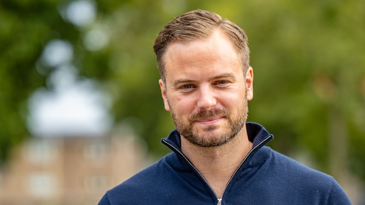 Jim Bakkum in nostalgische bui: gaat los op oude hit Feel Your Love