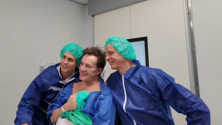 Gerard Joling neemt kijkers live mee tijdens facelift 