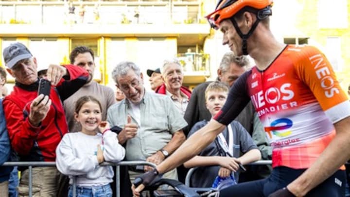 Handtekenigen en selfies: Tourheld Arensman straalt in Boxmeer