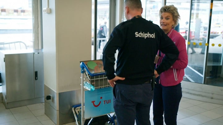 Floormanager Josée slaat in Schiphol Airport alarm om laptop