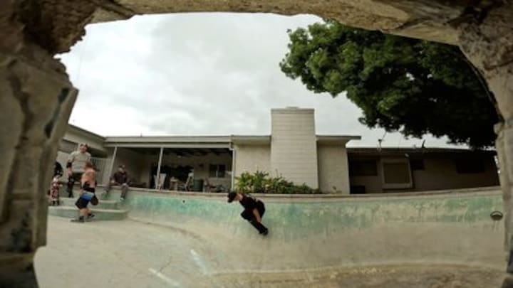 Skateboarders knappen zwembaden in LA op om er trucjes in te kunnen doen