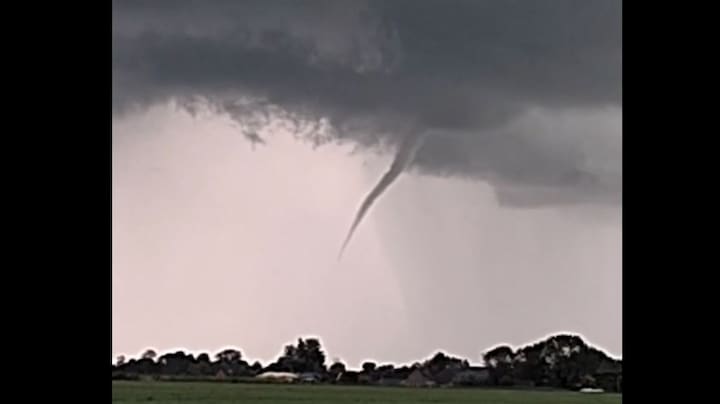 Indrukwekkende waterhoos vastgelegd in Friesland