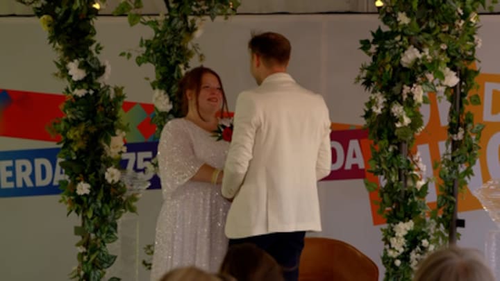 Trouwen op lege snelweg: 'In een golfkarretje naar het altaar'