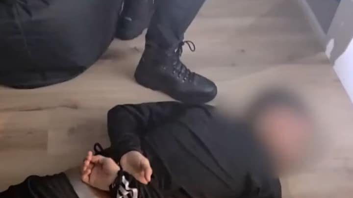 In beeld: Spaanse politie arresteert dertien bendeleden 