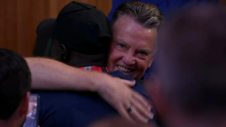 Louis van Gaal knuffelt journalist tijdens persconferentie 