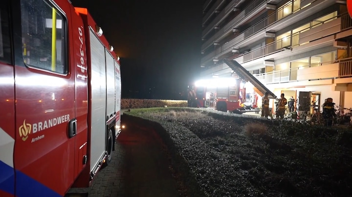 Brandweer haalt vrouw uit brandend appartement in Velp