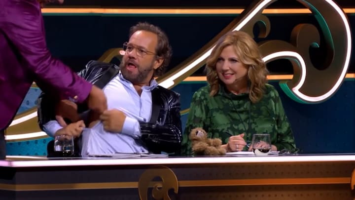 Carlo scheurt uit zijn blouse in nieuwe aflevering Masked Singer