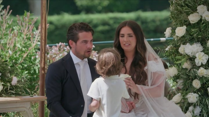 Zoon Leslie Keijzer plukt bloemenpilaar leeg tijdens bruiloft: 'Hij is de allerliefste'