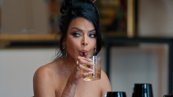 Housewife Elvira Penthesilea krijgt kritiek op tafelmanieren met hond aan tafel: 'Nog nooit gezien'