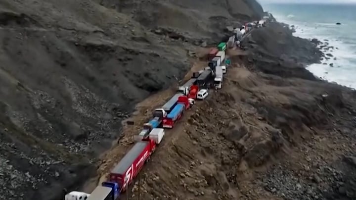Vrachtwagens in Peru staan al vier dagen muurvast door modderlawine