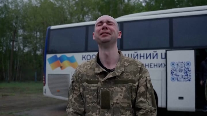 Emotionele thuiskomst Oekraïense krijgsgevangenen na ruil met Rusland