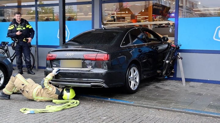 Auto rijdt supermarkt Wateringen binnen, winkel gewoon open 