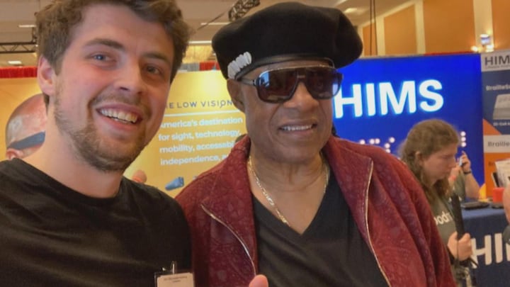 Stevie Wonder gebruikt bekroonde uitvinding van Freek en Ayushman