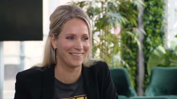 Herstellende Hélène Hendriks zit zich op te vreten thuis na operatie : 'Lijf zegt nee'
