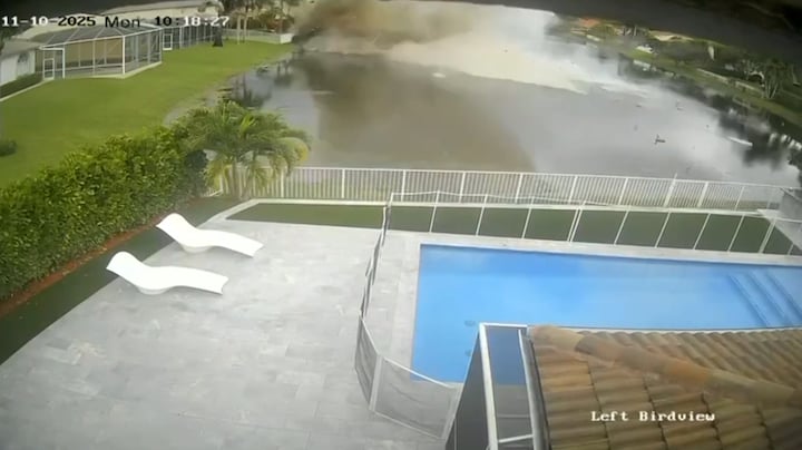 In beeld: hulpvliegtuigje stort neer in buurtvijver Florida