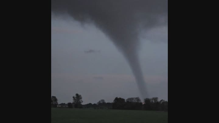 Minitornado trekt over Friesland