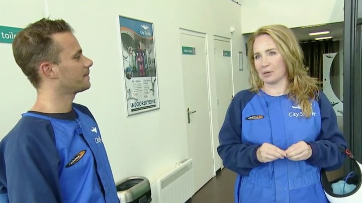 Helga van Leur viert 50ste verjaardag met indoor skydiven