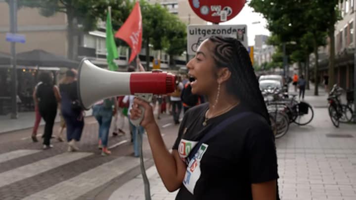 Demonstratie Rotterdam tegen nieuwe asielwetten: 'Geen mens is illegaal.'