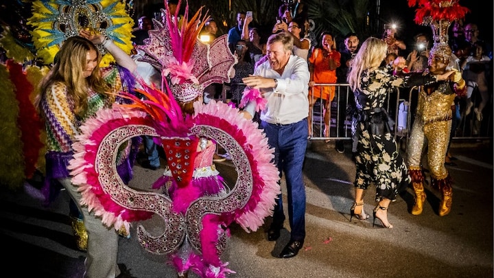 Amalia, Willem-Alexander en Máxima dansen erop los op Aruba
