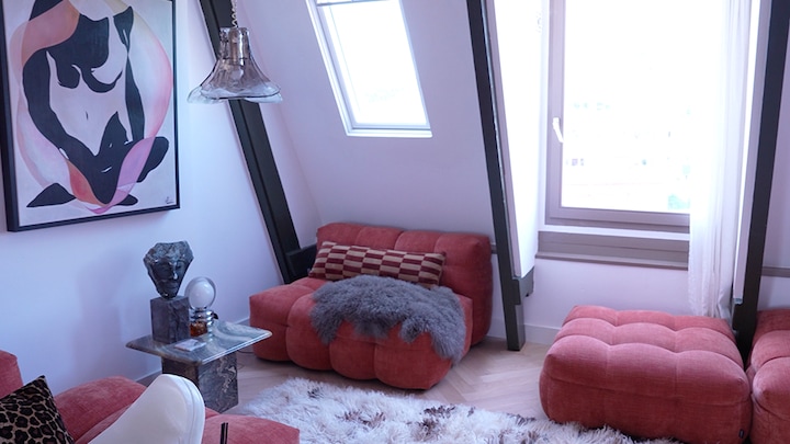 Een babyroze trap, zwarte details en heel veel marmer: zo woont Boddie Bodt!