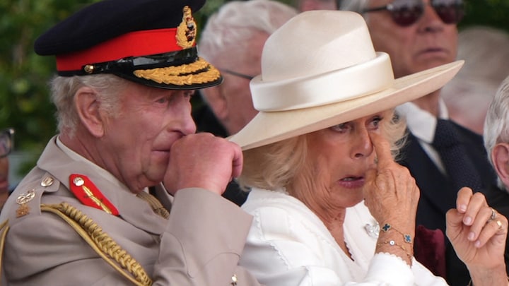 Koning Charles en Koningin Camilla in tranen tijdens Nationale Herdenking