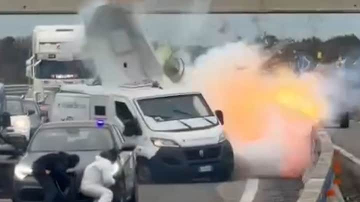 Gewelddadige overval op Italiaanse snelweg, geldtransport opgeblazen