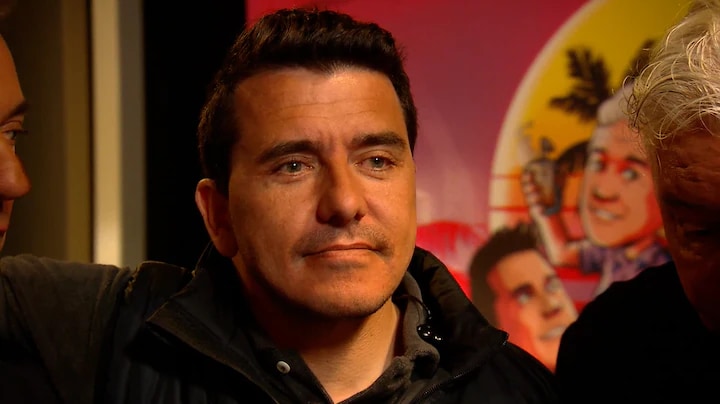 Jan Smit verrast door pikante actie van bezoeker tijdens optreden